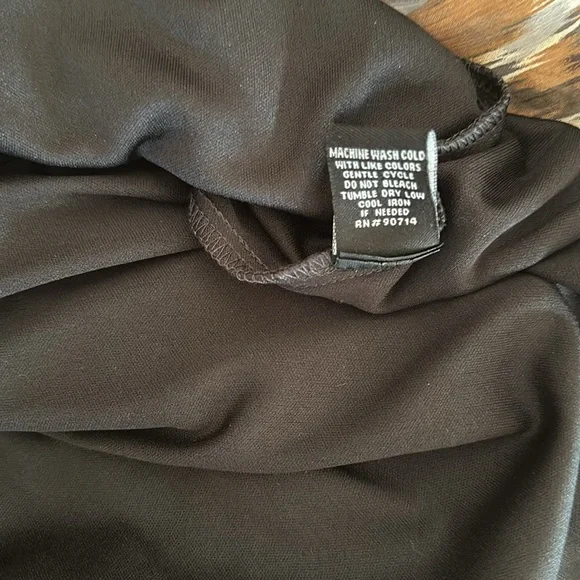 Addressing woman lined sleeveless dress. - Picture 8 of 8